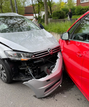 Bild von Frontalzusammenstoß von zwei Fahrzeugen